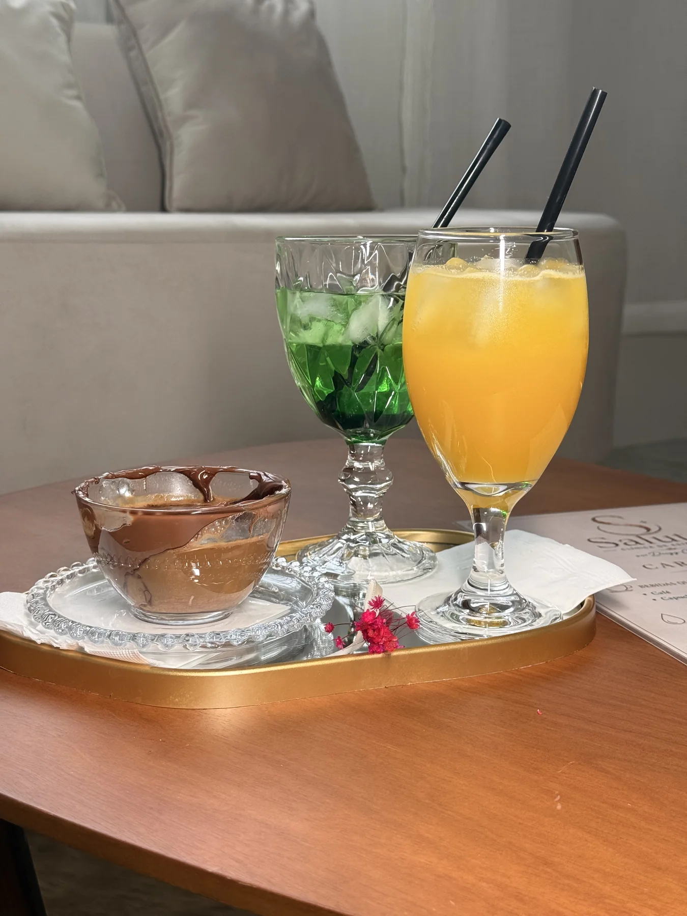 Bandeja de boas-vindas com bebidas servidas na Clínica Salute