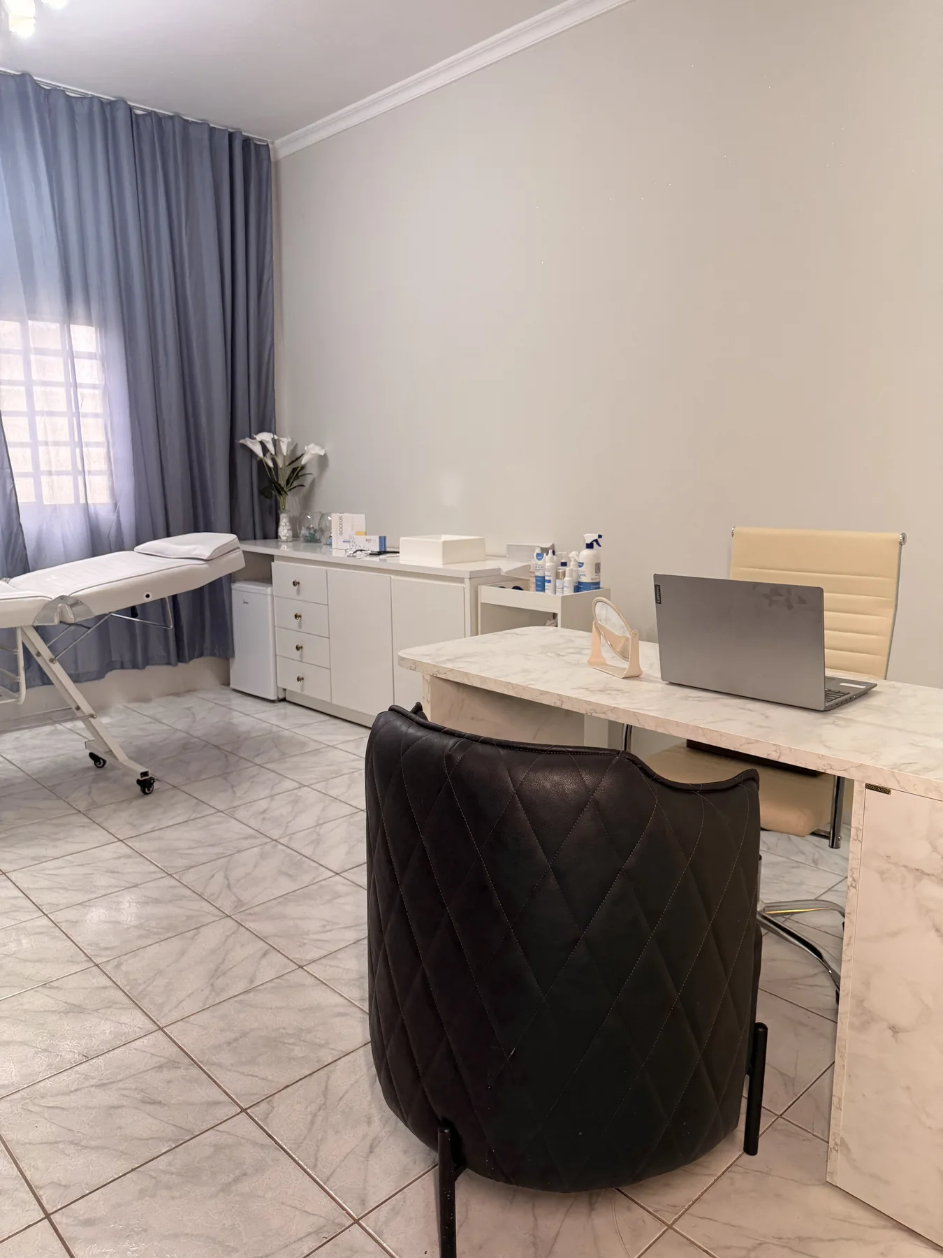 Sala real de atendimento da Clínica Salute com maca e bancada